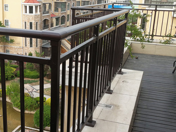 阳台栏杆用什么材质比较好？