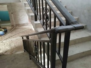 楼梯扶手是怎么安装的？