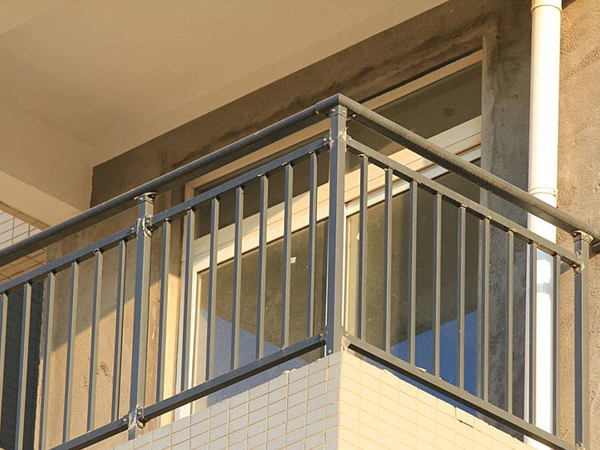阳台栏杆哪种材料做的性价比高？