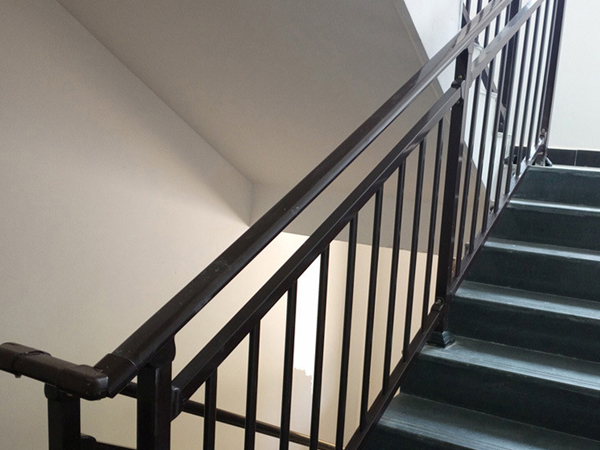 楼梯扶手用哪种材质性价比高？