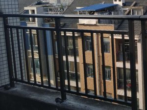 什么材料做的阳台护栏工程上最常用？